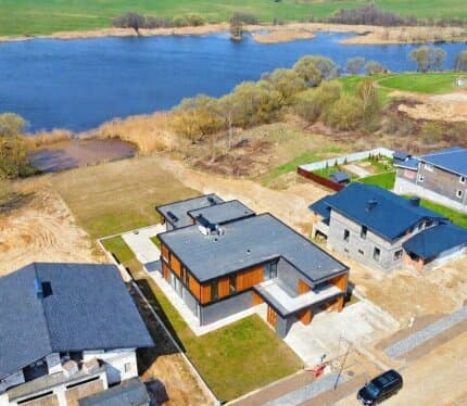 Продается коттедж, расположенный на первой береговой линии в д. Селюты ул. Озерная Общая площадь СНБ- 418,38 кв. м (общая площадь-231,28 кв. м., жилая площадь-146,16 кв. м.) Основной дом под чистовую отделку, гостевой дом и банный комплекс 100% готовности Сантехника Hansgrohe и Villeroy & boch Баня канадский кедр, солевые плиты, музыка, автоподача пара Котел на дровах Хамам: управление wi-fi, звездное небо, музыка, арома Кинотеатр, погреб, бетонная чаша с заложенными коммуникациями для бассейна