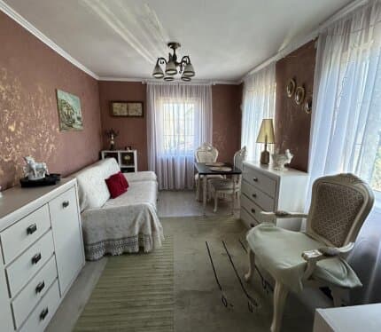 Продается благоустроенная дача в СТ “Электротехник” (около д. Ушанка, 30 км от Минска)Двухэтажный деревянный дом для круглогодичного проживания. утеплен (10 см снаружи + 5 см внутри), отделан декоративной “шубой”. 1-й этаж: 2 отдельные комнаты, кухня, санузел (душ, бойлер, туалет) с теплым полом, коридор. 2-й этаж: 1 большая комната — идеальное пространство для ваших идей (кованая лестница). Отделка и удобства: • Полы: ламинат в комнатах, плитка в коридоре и санузле. • Окна: стеклопакеты.