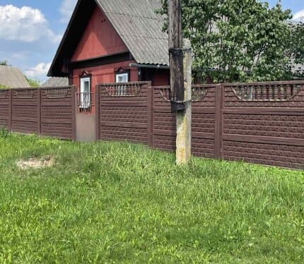 Продается дом в деревне Морги в Пуховичском районе Минской области. Расстояние от МКАД 55 км. Станция электрички Дричин, расстояние от электрички 3 км. Размер участка 15 соток. На участке есть колодец, а также скважина. В дом проведена вода, есть бойлер. Большая веранда, на веранде есть погреб. Есть сарай, баня и большой гараж, все по одной крышей. В бане есть душ и бойлер. На территории высажены плодовые деревья, кусты, земля ухожена. Туалет на улице, но есть возможность оборудовать в доме.