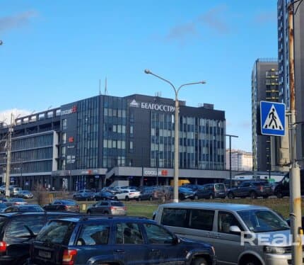 Сдам машноместо в крытом паркинге оборудованное электрозарядкой (1 и 3 фазное, 3,5-10,5 киловатт). Тариф 30 копеек. Доступно с мая 2026. Паркинг оснащен лифтом, шлагбаумом, внизу магазины.