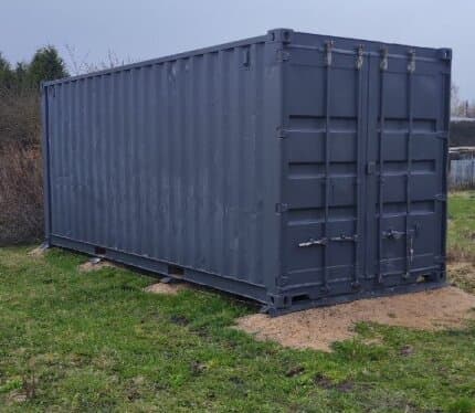 Хорошая локация , вода выведена на участок (стоит щетчик) , подведено электричество (Щетчик, автомат , розетка 220В), морской контейнер . Участок полносью готов для строительства дома . 5 мин пешком до остановки автобусной, 15-20 мин до жд станции Руденск , также в 1,5 км сад, школа , магазины продуктовые , строительные, в 5 км Чистое озеро , эко-тропа .