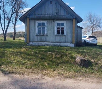 Звоните спрашивайте интересуйтесь,дом в нормальном состоянии.Место тихое.В 7 километрах агрогородок Ивенец.