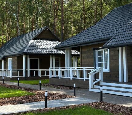 «Ёлки Иголки» — ваша база отдыха для идеального побега от городской суеты. Представьте: аромат хвои, гладь собственного озера за окном вашего домика 🏡, и всего 5 минут езды до величественного Мирского замка! ⚔️✨ У нас вас ждут: * Тёплые дома для семьи или компании * Уютные беседки для посиделок * Жаркие мангалы для самых вкусных шашлыков * Отличная рыбалка (щука и толстолобик уже ждут вашего спиннинга! 🎣) * И тишина... только шелест сосен и плеск волн.