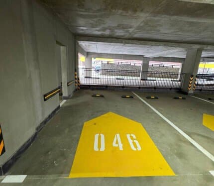 Сдам широкое, удобное машиноместо на 1 этаже, сразу на въезде в паркинг, удобный заезд без лишних маневров. Паркинг оснащен лифтом, шлагбаумом, имеется видеонаблюдение.
