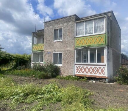 Продаем 3-х комнатную квартиру на первом этаже двухэтажного панельного дома с собственным участком 11 соток. Есть все необходимое для комфортного проживания: газ, электрическое отопление(отдельная линия), центральная канализация, центральное водоснабжение, подогрев воды бойлером, стеклопакеты на всех окнах. Удобное местоположение: 14 км от трассы М6, рядом река Неман, полностью асфальтированный подъезд. Соседи из квартиры на втором этаже - великолепнейшие люди, таких у вас точно никогда не было!