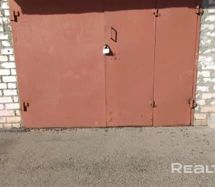 Сдается гараж на длительный срок по улице Будславская 21. Площадь гаража 40 м2: основной этаж 20 м2 и подвал с ямой 20 м244. Сухой и комфортный с хорошей вентиляцией. Удобное месторасположение, 400 метров до молодого и стремительно развивающегося района "Северный берег". Напротив в проезде нету других гаражей (не будет заставлено машинами, удобный заезд)