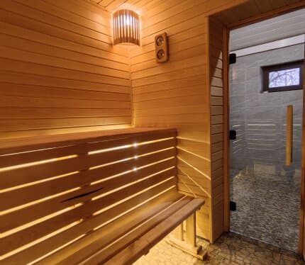 На территории усадьбы можно арендовать русскую баню на дровах, с отличным паром (до 8 человек), большая комната отдыха, санузел, холодильник, телевизор, микроволновая печь, чайник, Wi-Fi, полотенца, шапочки, средства личной гигиены. На территории усадьбы есть мангал, так что можно приготовить отличные блюда из мяса на свежем воздухе. Уютная беседка для проведения праздников и мероприятий рассчитана на 14 человек.