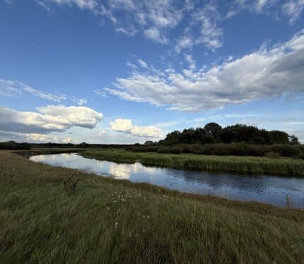 Продаются два смежных земельных участка общей площадью 0,5Га в частной собственности в Слонимском районе. Ключевые преимущества: • Расположение у воды. Участки находятся в 100 метрах от реки Щара с удобным спуском. • Коммуникации. На границе участка есть электричество, газ и центральное водоснабжение. Канализация местная•Участок расположен у асфальтированной дороги. Легкий подъезд в любое время года. • Старые строения снесены, имеются новые строительные материалы. 