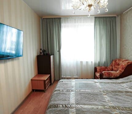 Сдаю отдельную просторную комнату с мебелью и всей необходимой бытовой техникой, метро рядом ,чистая и аккуратная, под ключ