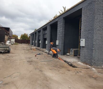 сдаются боксы для СТО, 7 боксов в 3 помещениях: одно помещение из трех обьединенных боксов с 2-мя установленными подьемниками ( 90 м за 1500 по курсу) и два помещения с двумя подьемниками (по 60 м за 1000 по курсу ). Вода и электричество (220 и 380) по счетчикам, отопление на отработке 