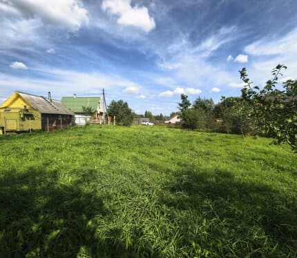 Участок в частной собственности. Ровный, сухой, ухожен, огражден забором. Газ и круглогодичная вода заведены на участок. Линия электропередач по границе участка. Место тихое, живописное с чудесными пейзажами. Участок первый от границы с соседним СТ, проезд перекрыт. Въезд в СТ оборудован откатными воротами, территория огорожена, имеется видеонаблюдение. 20 минут до национального аэропорта и г.Смолевичи. 20-30 минут до м.Уручье.
