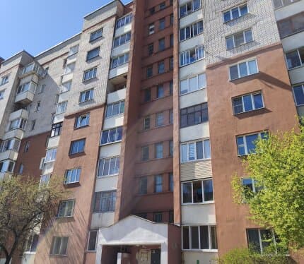 Тёплая и уютная квартира, с мебелью и техникой, окна ПВХ, остекление балкона дерево. Сан узел требует ремонта, фото по запросу.