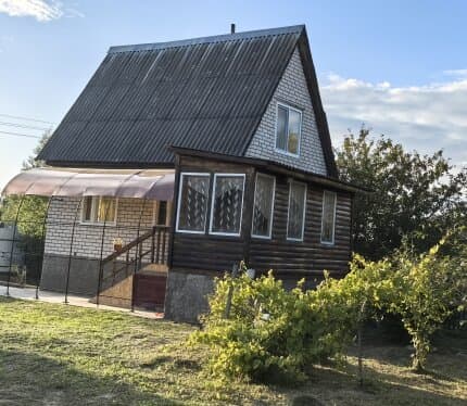 Дом двухэтажный, кирпичный, на первом и втором этажах есть по одной просторной светлой комнате(наличие спальных мест можно обсудить заранее),внутри дом отделан деревом,окна пластиковые,туалет/душ оборудованы на улице(дерев.вариант,но всё чисто,аккуратно). На участке есть плодово-ягодные дерев.,кустарники,цветы, пострижена травка, Есть затенённое место для отдыха и приема пищи, также есть место для парковки авто.