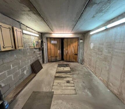 Предлагаю в аренду просторный гараж 6.3м на 3.4м в удобном месте на Каменной Горке. Что внутри: Слесарный стол Компрессор Подвал для хранения Яма для ремонта авто Отличный вариант для тех, кто серьёзно занимается обслуживанием авто или ищет надёжное место для хранения. Рассматриваю только долгосрочную аренду, случайных арендаторов не нужно. Звоните или пишите