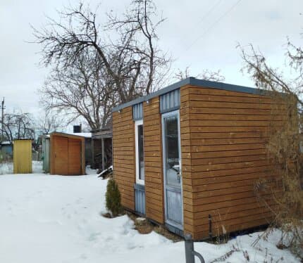 СТ "Здоровье" район д.Бобовичи. Участок чистый, ухоженный. Рядом река СОЖ, озеро, лес. Автобусная остановка в 5-ти минутах ходьбы. Город - 15 минут на автомобиле. На участке новые: бытовка, туалет, скважина с колодцем для насоса, ограждение, счётчик со щитком. Земля плодородная.