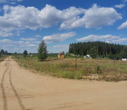 Продаётся престижный земельный участок 10 соток в закрытом коттеджном поселке в (Лавина-2014). участок Nº85; новый коттеджный посёлок с центральными коммуникациями; застройка окружена сосновым лесом; отличная природа; электричество три фазы 380; центральный круглогодичный подземный водопровод; газ - на участке; оптоволокно, Московское направление; 15 км от МКАД; частная собственность на землю (приватизирован); шлагбаум; закрытая охраняемая ограждённая территория с видеонаблюдением.