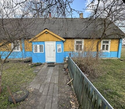 Продается дом в 5км от Слонима в деревне Василевичи. Дом с 2 комнатами, кухней, кладовой и верандой. Из пристроек - погреб и сарай. Асфальтированная дорога до дома, плодородная земля (более 30 соток). За домом в 5 минутах ходьбы протекает река Щара. Продуктовый магазин в 50 метрах от дома. На все дополнительные вопросы отвечу по телефону.