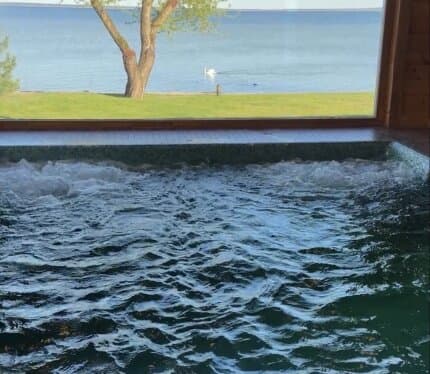 В аренду предлагается стильный современный дом с хамамом и бассейном с видом на озеро. В доме выполнен ремонт по авторскому дизайн проекту. Дорогая отделка и мебель.