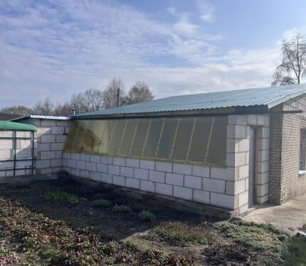 Продается участок в тихом месте, в шаговой доступности от района мокрогородок (5-10 минут спокойной ходьбы), рядом рынок, магазин Добрацен, река Сож, а так же озеро, идеальное место для отдыха. На участке имеется вода для полива и электричество. 