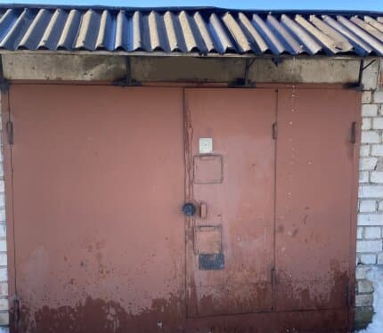 Двухуровневый гараж. Находится в гаражном кооперативе. Есть электричество.