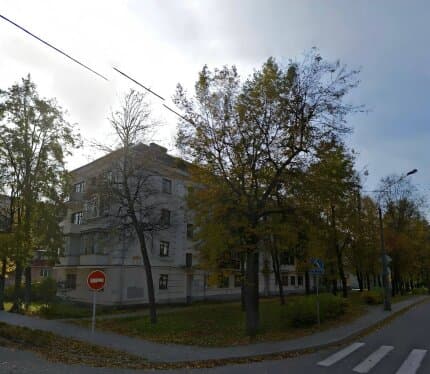 Кирпичный дом 1936 г.п., кап. ремонт был в 2005 году, сталинка, высота потолков 3,0 м., расположен рядом с сосновым лесом - с одной стороны и парком "Уручье" - с другой. Идеальное место для комфортной жизни!