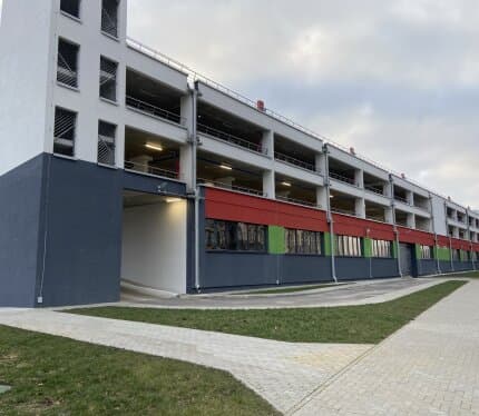 Сдается в аренду машиноместо 311 в крытом паркинге. Круглосуточное видеонаблюдение, удобный въезд и выезд, доступ 24/7, коммунальные платежи входят в стоимость.