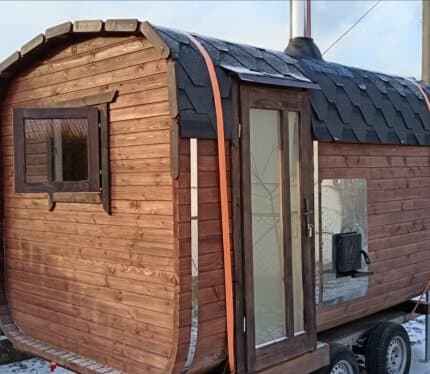 Предлагаем для Вас аренду мобильной бани (3,5м) на дровах, с предбанником (1.5м). Вместимость до 6 человек. Комплектуется : запарником, ковшом, емкостью для воды (60л). Прогревается до 90°С за 1 час. Первые сутки (будни) - 100 руб. Последующие - 60 руб. Первые сутки (выходные) - 160 руб. Последующие - 80 руб. Доставка : по городу - бесплатно, за городом - 1,5 руб/км (от точки А до точки Б). Постоянным клиентам предоставляются скидки и бонусы)