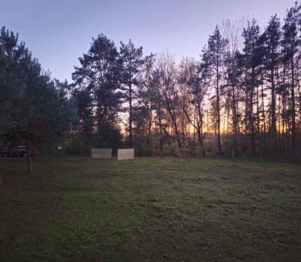 Рядом карьерное озеро, р. Вилия, оз. Белое, в окружении леса. На участке строений нет, находится в СТ. От МКАД 119км. До города Сморгонь 2км 54.465587 26.454774 координаты участка