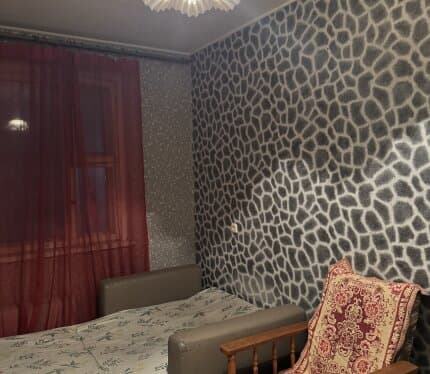 Сдается комната в двухкомнатной квартире молодому работающему платежеспособному парню без вредных привычек. Во второй комнате также живет молодой работающий парень. В комнате есть все необходимое: диван, кресло, шкаф, полочки. В квартире также есть все необходимое: стиральная машина, микроволновка, холодильник. в месяц - коммунальные уже входят в сумму.