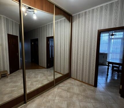 ищу 1 девочку на подселение в 3-х комнатную квартиру. одна комната отдельная, вторая совмещена с кухней, но есть перегородка (можно выбрать любую). квартира находится в 15 минутах ходьбы от метро Уручье. по стоимости 750 бун с человека (это уже с коммуналкой). возраст предпочтительно 19-23. предоплата за первый месяц, заселение возможно после 21 апреля. ИНОСТРАНЦЕВ ПРОСЬБА НЕ БЕСПОКОИТЬ!!