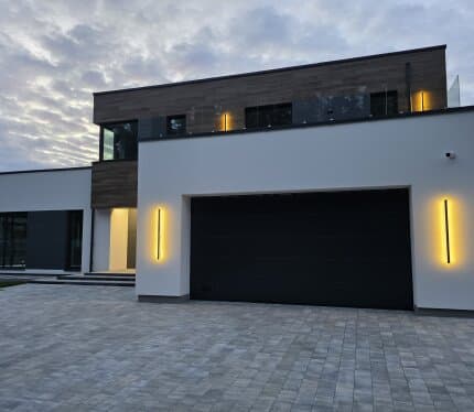 Готовый дом100 %. Современной архитектуры с бассейном у леса