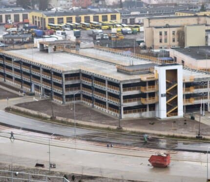 Сдаётся машино-место на крытом паркинге, относящееся к ЖК Дубравинский, место находится на первом этаже, центральной части, место также центральное, расположенное около ближайшего шлагбаума, что обеспечивает удобный въезд и выезд. ТС решается вопрос об установке видеонаблюдения. В стоимость включены коммунальные платежи.