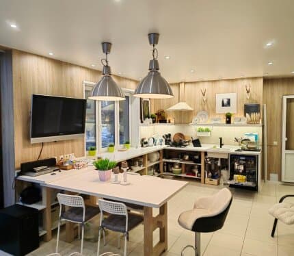 Сдается дом в живописном месте в 40 минутах езды от города Гомель. На территории озеро, собственный пляж, зона барбекю, две летние террасы на первом и втором этажах, ландшафтный дизайн. В доме камин, полы с подогревом, кухня, вся бытовая техника, туалет, душ и многое другое для комфортного прибывания. В доме могут разместится до 10 человек. Рядом лес, прекрасные пешие прогулки.