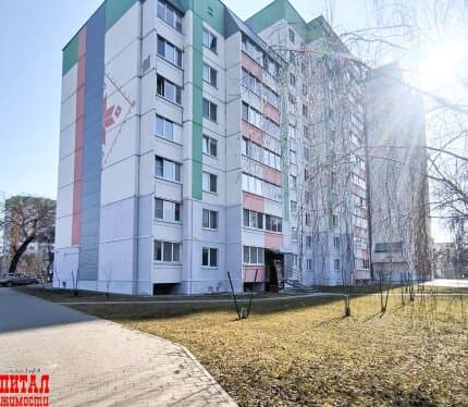 Общая площадь по строительным норам 87.8 м2. Три раздельные комнаты комфортного метража ( 15.8/ 12.3/ 17 м2). Две лоджии, одна из кухни. Площадь кухни 9.7 м2. Окна квартиры выходят на две стороны дома : на проспект Космонавтов и во двор.