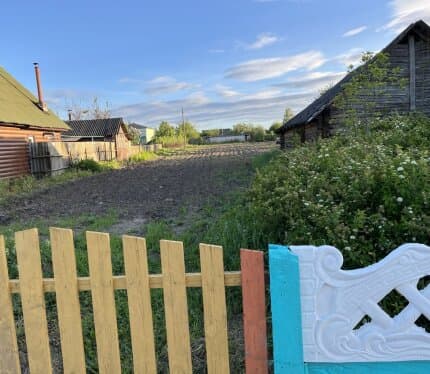 Продается перспективный участок в обжитой части деревни Липнишки. Идеальный вариант для тех, кто хочет строить дом, не жертвуя комфортом. На участке старый домик (под снос или временное хранение инвентаря) и сарай. В паре минут ходьбы от участка 3 продуктовых магазина, хозяйственный магазин, автозапчасти и мини-кафе. В самой деревне есть чистое озеро — отличное место для рыбалки и отдыха всей семьей. К участку хорошие подъездные пути, асфальтированная дорога чистится круглый год.