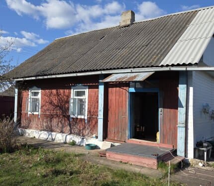 Продается участок с домом в деревне Заболотье, Минская обл., р-н, Узденский сс, Слуцкое направление - 55 км от МКАД, от Узды 1,5 км. Дом деревянный, с двумя комнатами и кухней. В доме большая печь с лежанкой, есть погреб. Участок (22 сот.) огорожен по бокам сеткой рябицей, а с улицы металлическим забором. Есть ворота для заезда машины. На участке два сарая, летняя беседка, парник, плодовые и декоративные деревья. В деревне есть свой магазин, летом приезжает автолавка. От Минска ходит маршрутка