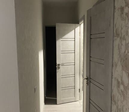 только девушкам ,коммунальные на 3-х,в двух других проживают девушки 