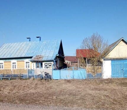 Данное предложение ориентировано на покупателя, осознанно выбирающего аутентичный загородный дом в удалении от крупных городов. Объект представляет интерес как база для сезонного отдыха, охоты или рыболовства, а также как площадка для восстановления с сохранением традиционного колорита. Живописное природное окружение и отсутствие активной городской застройки обеспечивают высокую степень уединенности.