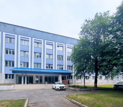 Продается квартира-студия(апартаменты) в районе Аэропорта Гомель, в здании гостиницы «Полет», в теплом кирпичном доме 1987 года. Находится на удобном третьем этаже. В квартире стены подготовлены к оклейке обоями, пол бетонный. Дом после капитального ремонта, все коммуникации, проводка и водопровод новые. В квартире окно ПВХ с видом на центральный вход дома. Сан.узел совмещен. В квартире хорошая тепло и звукоизоляция. Установлены счетчики воды, много розеток.