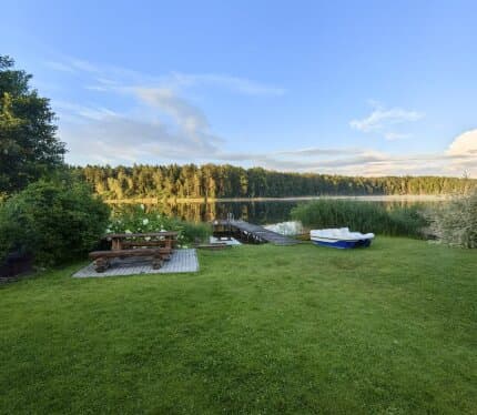 Усадьба представляет собой двухэтажный дом, который расположен на берегу озера. В доме есть санузел, душевая кабина, камин, электрическое отопление,спутниковое ТВ, холодная-горячая вода,холодильник, микроволновая печь, кухня оборудования посудой и газовой плитой. На территории имеется мангал, рядом с беседой и баня. Так же имеется лодка,катамаран, качели,волейбольная сетка,баскетбольное кольцо, батут, спортивный инвентарь. Приглашаем всех желающих отдохнуть от повседневной суеты и серых будней.