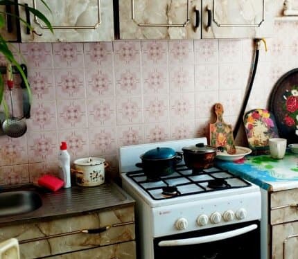 Продается ½ доли в двухкомнатной квартире, просторная комната 11 кв.м. Комната выделена в собственность. Светлая, теплая, окна выходят на улицу.