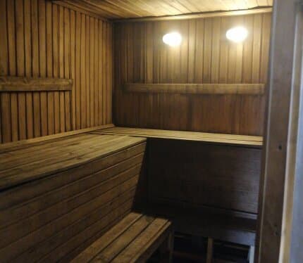 Баня с камином, столовой, кухней, 4 спальнями, гостиной, зоной барбекю, террассой со столом на 20 человек. 