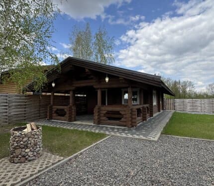 Аренда бани на часы в г. Барановичи 3 абсолютно новые просторные бревенчатые бани. В каждой бане: - огороженная зеленая территория с отдельным заездом - зона барбекю (решетка или шампуры) - комната отдыха для комфортного размещения компании 6-10 человек с большим столом и кухней - душевая, отдельный санузел - просторная парная 7-8 м2 - банная печь на дровах с правильным паром - крытая терраса или беседка на 10 человек - посуда, чайник, микроволновая печь - возможность приобретения банных веник