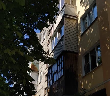 Квартира в самом центре города, светлая и теплая, частично с мебелью. Дом после реновации. Транспортная доступность великолепная. В шаговой 5 мин ЖД и автовокзалы, рядом БелГУТ и другая инфраструктура. Сдаю ВСЮ КВАРТИРУ только гражданам Республики Беларусь на длительный срок по договору! Ком.платежи (зарегистрирован один человек) + интернет А1(+50 р)! Предоплата 2 мес + залог. Без домашних животных, т.ж. рыбок и хомяков. Агентства прошу не беспокоить! Звонить с 9 до 20. Без торга!