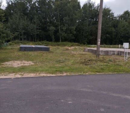 Продается участок 15 соток в а.г. Занароч. На участке находятся два добротных фундамента под дом и баню. Проведен свет на стройплощадку. Газ по улице, асфальт, вода центральная. Канализация местная. Развитая инфраструктура, рядом озеро и лес. Законсервирован. Документы в порядке. Право собственности- аренда.