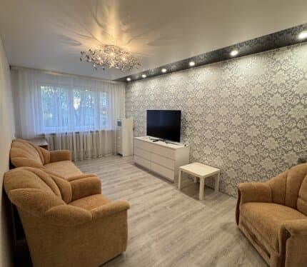 Уютная 3-комнатная квартира в центре города, в тихом чистом дворе, квартира на первом этаже 5-этажного панельного дома без лифта. Есть вся необходимая мебель, холодильник, духовой шкаф, варочная панель, вытяжка, микроволновая печь, 2 телевизора, стиральная машина, wi-fi. Только гражданам РБ, без животных, работающим взрослым людям. Рядом школы, сады, магазины, пляж, 5-минутная доступность цум, советская. Оплата аренды за месяц + предоплата и коммунальные.