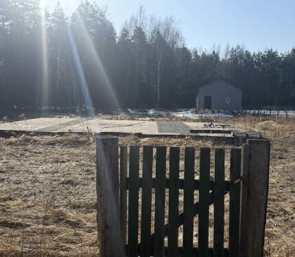 Продаётся участок 25 соток в живописном месте, рядом с участком сразу начинается лес, рядом один сосед.Близость к лесу, делает его идеальным местом для построек загородного дома, дачи. Вы можете совершать прогулки по лесу, собирать ягоды и грибы. В 6 км в соседней деревне есть озеро Ведрица, где можно искупаться или порыбачить. На участке есть гараж и залит фундамент плита.В деревне есть магазин. Постоянно проживают люди.