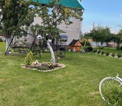 Отличный благоустроенный дом в 70 км от Минска, в развитом агрогородке Городьки, Воложинский р-н. Дом со всеми коммуникациями, газ, вода, канализация. Отличный ремонт. Баня, гараж, хоз постройки. Сад, огород. В агрогородке есть все необходимое для жизни: школа сад, 2 магазина, амбулатория, WB, остановка автобусов, маршруток, жд станция. До Воложина 12 км. Показ в любоу удобное время. Рассмотрим разные варианты покупки, обмена. Звоните, ответим на все интересующие вопросы.