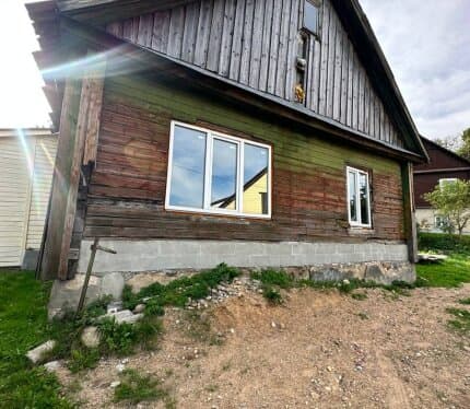 Пол дома после чернового капитального ремонта и 2 участка земли (4 и 5 соток). Стеклопакеты, утепление, усиления, фундамент, электричество, все сделано под чистовую отделку.