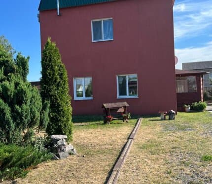 Сдам комнаты посуточно в городе Лунинце. Для проживания имеется вся необходимая мебель, стояночные места, интернет, беседка, мангал. Оформление документов.